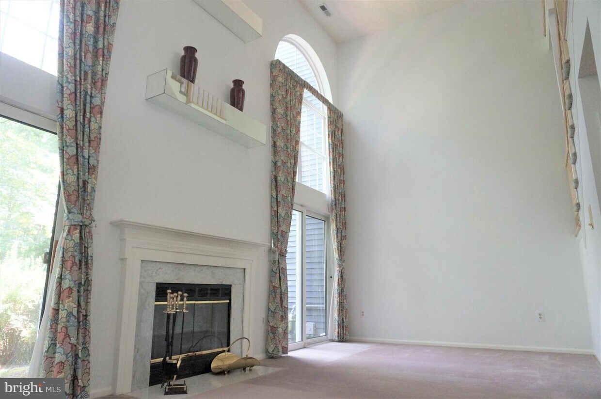 Primary Photo - 10 Halstead Pl
