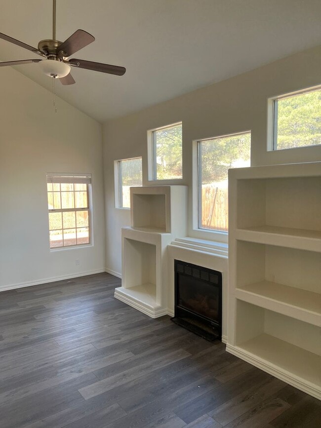 Building Photo - Remodeled End-Unit Townhome @ Village at Elk Run | 3 Bed, 2.5 Bath + 2-Car Garage