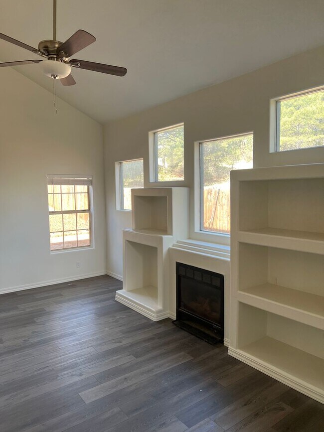 Foto del edificio - Remodeled End-Unit Townhome @ Village at Elk Run | 3 Bed, 2.5 Bath + 2-Car Garage