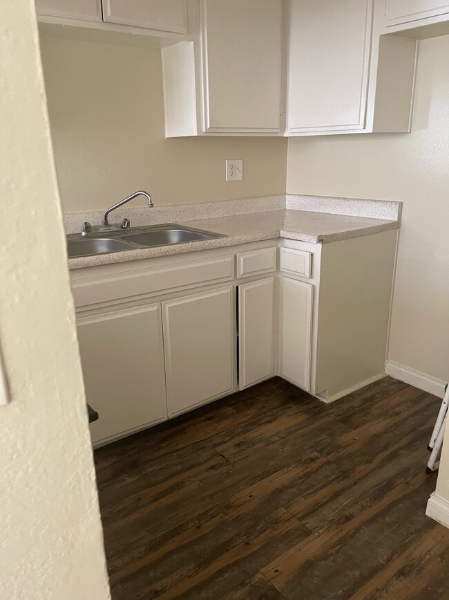 Building Photo - Sun Valley Apartments