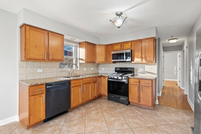 Building Photo - New in Norridge!