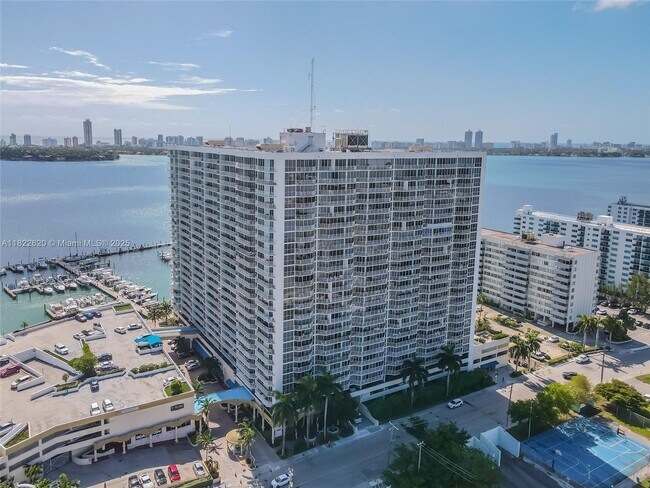 Foto del edificio - 7601 E Treasure Dr