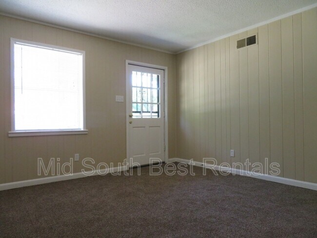 Building Photo - 635 Leavert Ave