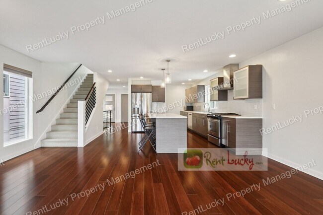 Foto del edificio - Immaculate and LARGE 4-Bedroom Home in Unb...