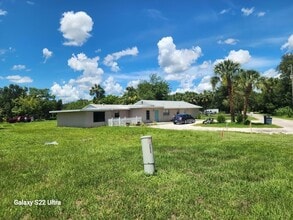 Building Photo - 1821 Los Pinos Rd