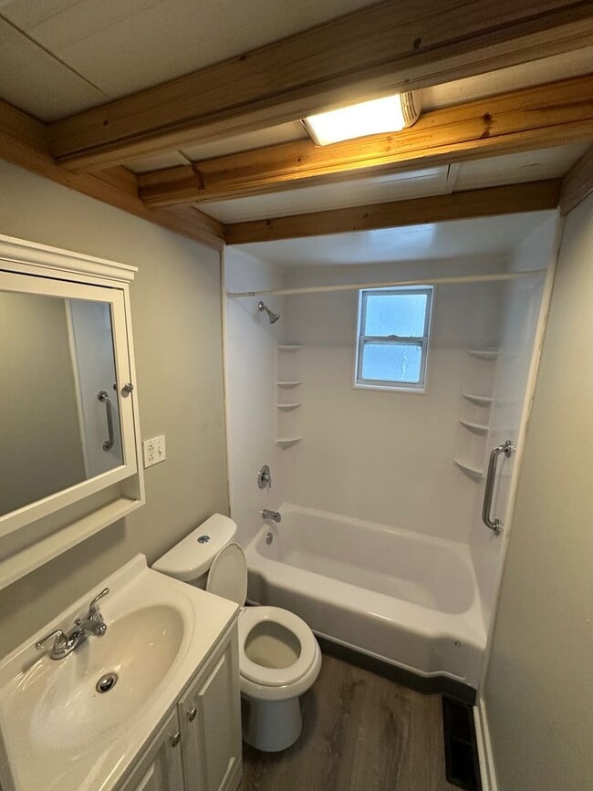 Building Photo - 684 W Broad St