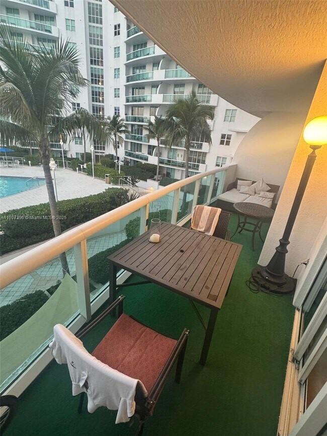 Foto del edificio - 7900 Harbor Island Dr