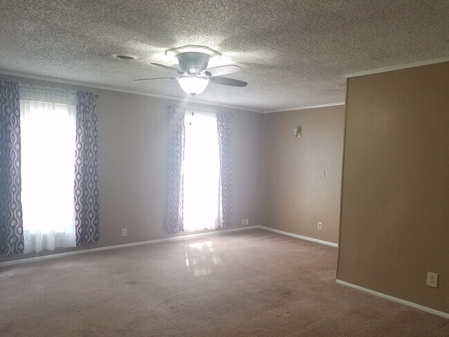 Foto del edificio - PRE-LEASING- AVAILABLE JUNE 10TH- 4 Bedroom/ 2 Bathroom Home