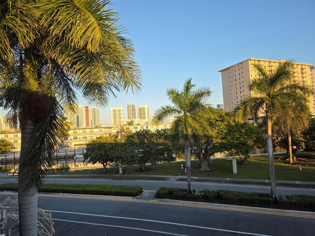 Foto del edificio - 300 Layne Blvd