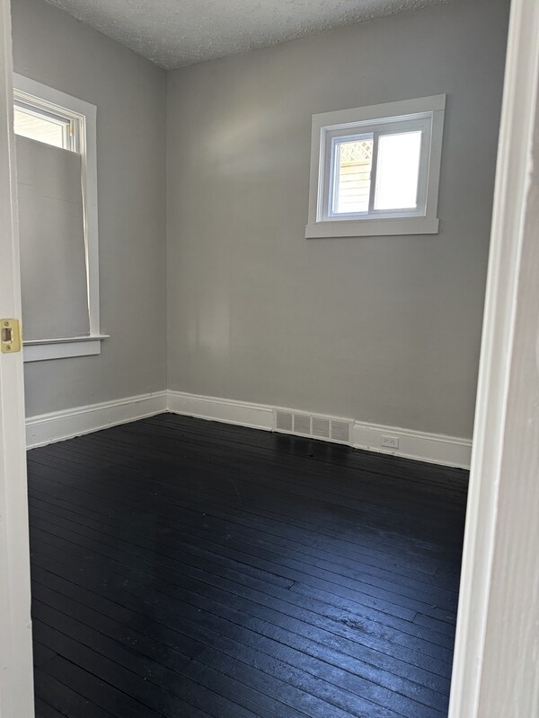 Foto del edificio - 2927 E 126th St