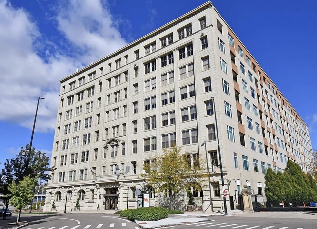 Building Photo - 400 Pike St