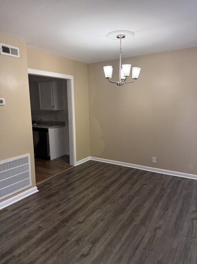 Building Photo - 323 Forest Park Rd