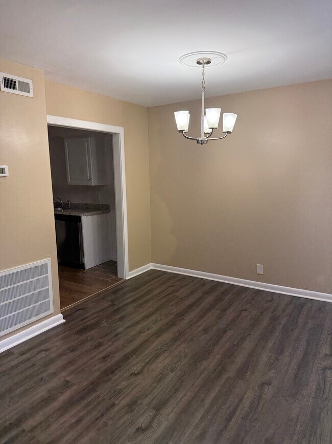 Foto del edificio - 323 Forest Park Rd