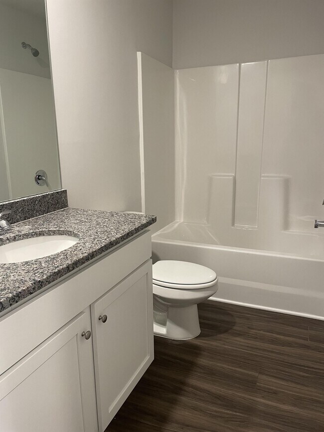 Building Photo - 307 Oakwood Dr NW