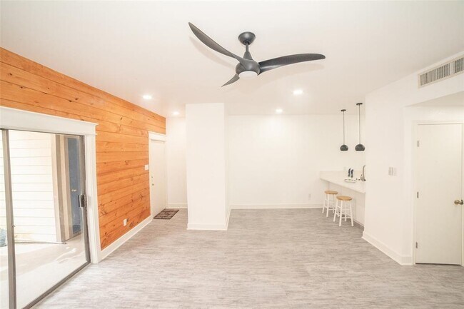 Foto del edificio - 7109 N Holiday Dr