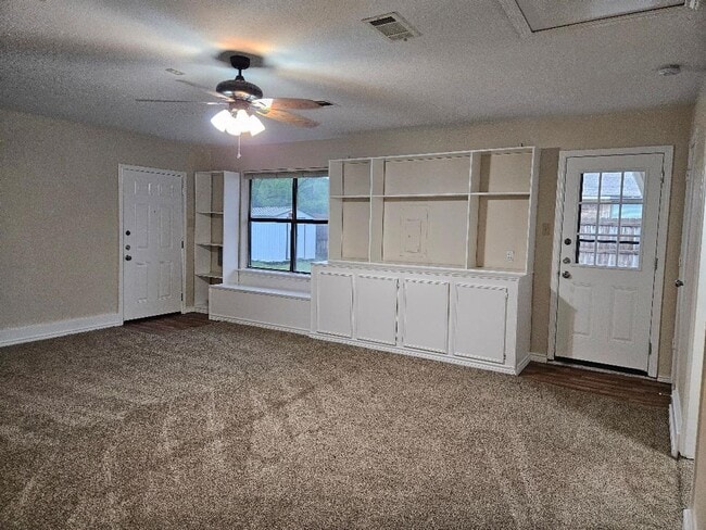 Foto del edificio - Three bedroom and two bathroom nicely remodeled with new flooring. Large wood fenced backyard