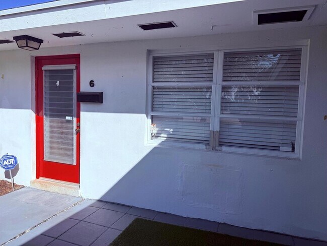 Foto del edificio - 626 Prosperity Farms Rd