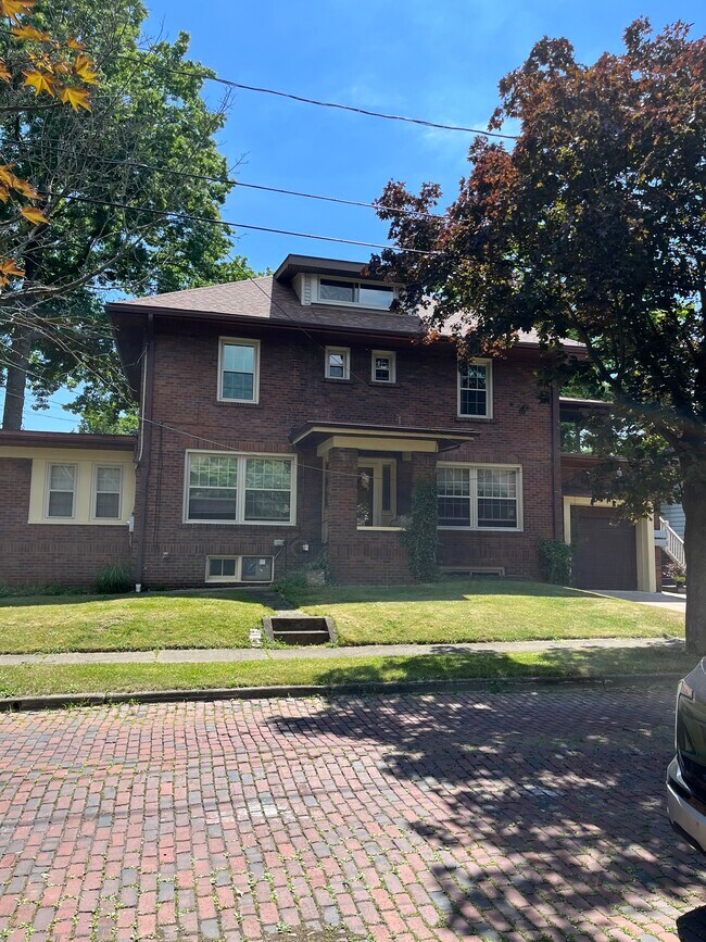 Side - 95 S Rose Blvd