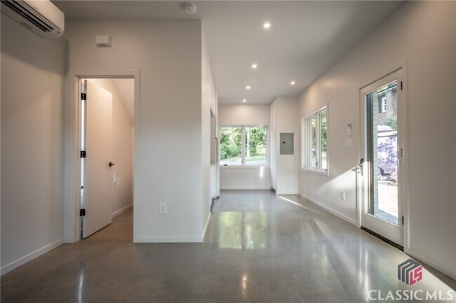 Building Photo - 297 Morton Ave