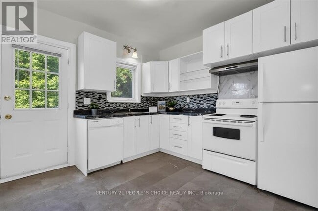 Building Photo - 746 King St W