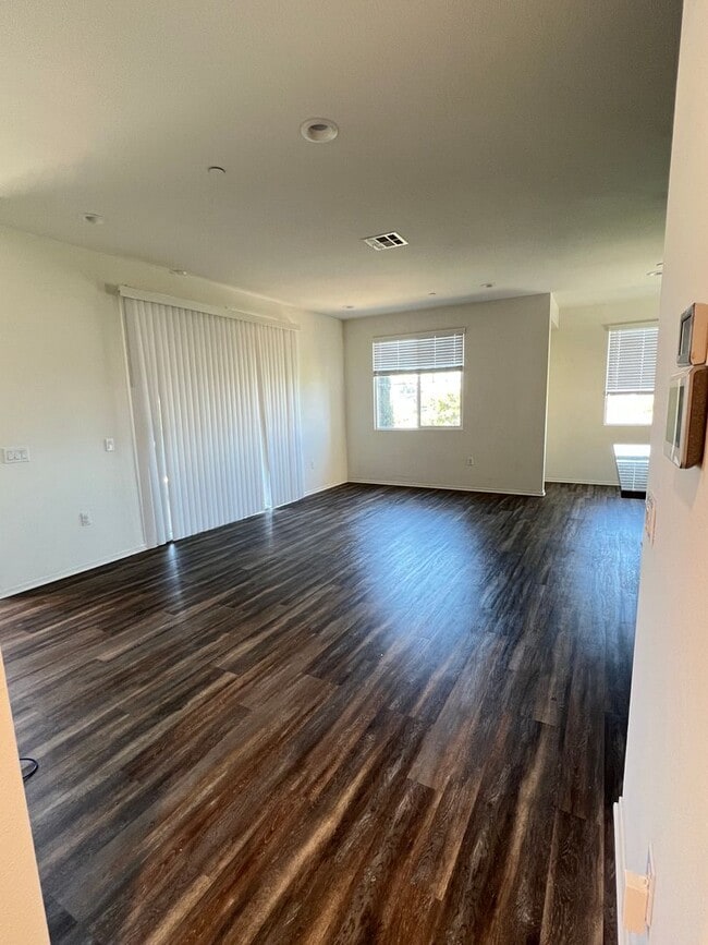 Foto del edificio - Three bedroom three bathroom home in Otay Mesa