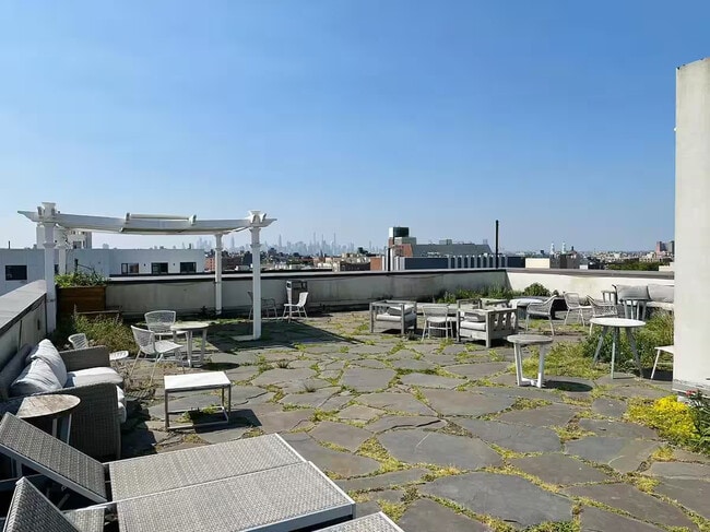 Foto del edificio - Furnished room/NOT APARTMENT