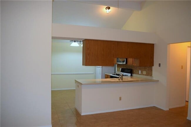 Building Photo - 16819 Village Oak Loop