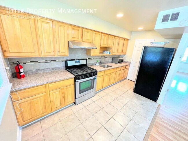 Building Photo - 3BR/2BA Home with Private Driveway, Garage...