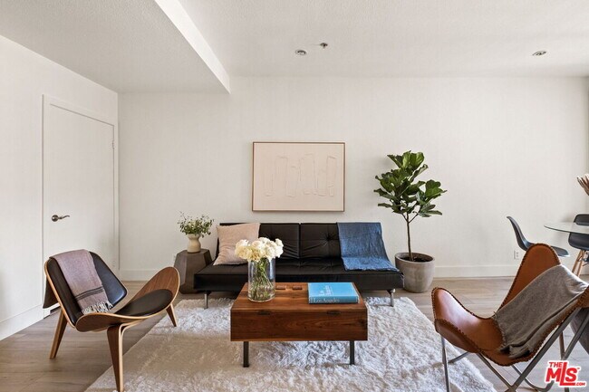Foto del edificio - 585 N Rossmore Ave