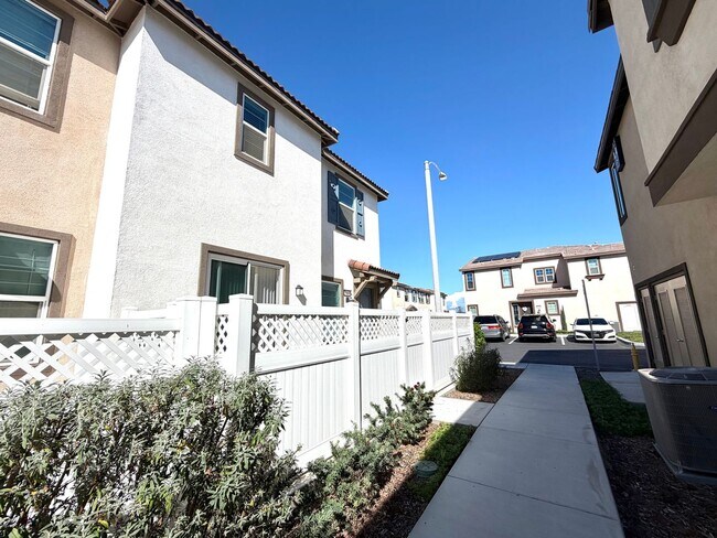 Foto del edificio - Almost BRAND NEW end unit Townhome in Winchester for Rent