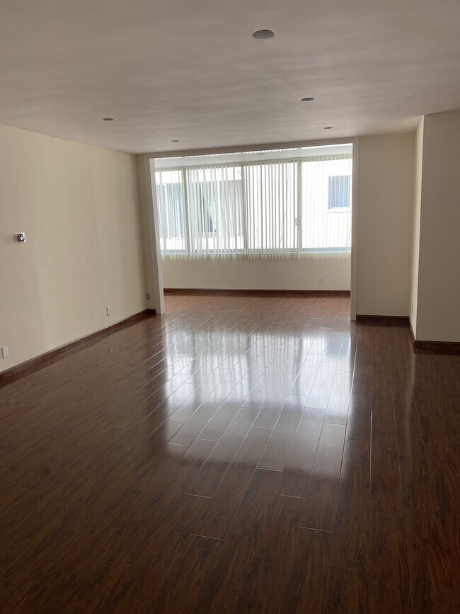Foto del edificio - 237 N Almont Dr