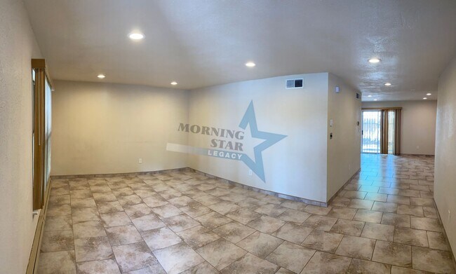 Foto del edificio - 3 bed condo W/ yard!