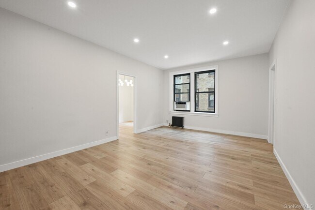 Foto del edificio - 136-5 Sanford Ave