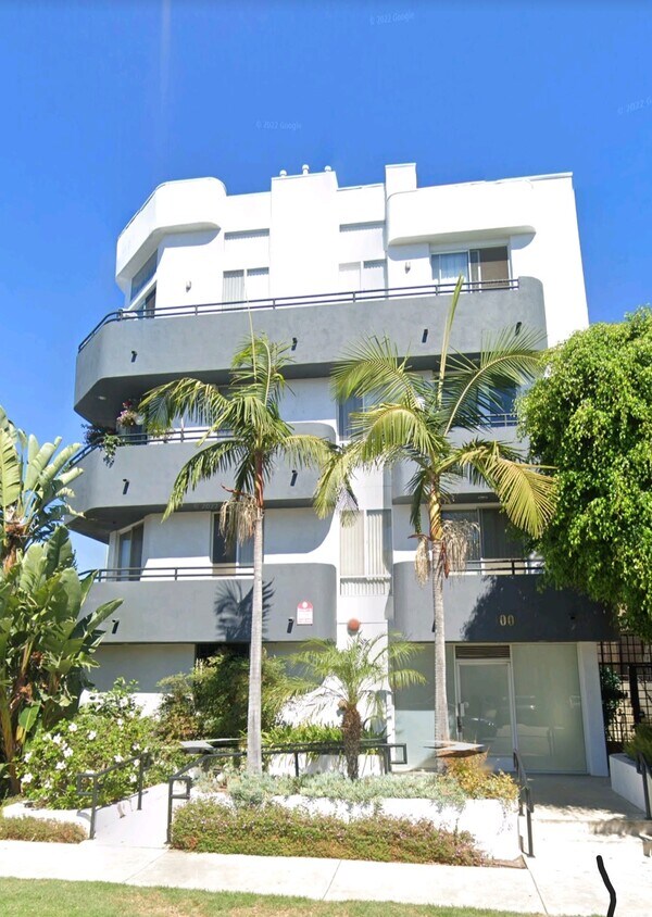 Primary Photo - 100 S Hayworth Ave