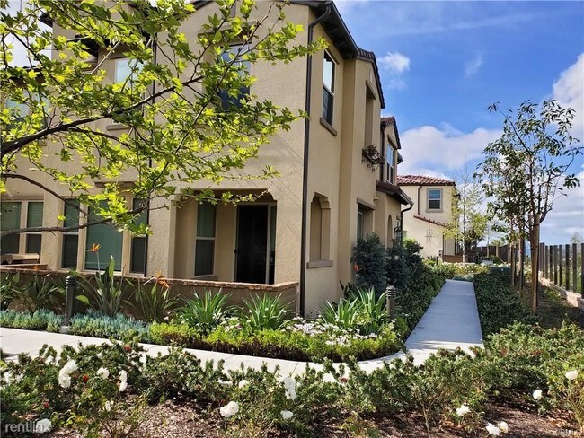 Building Photo - 3 br, 2 bath Townhome - 128 Finch