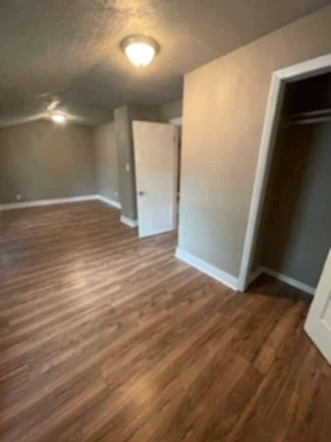 Building Photo - Large 2 Story Home