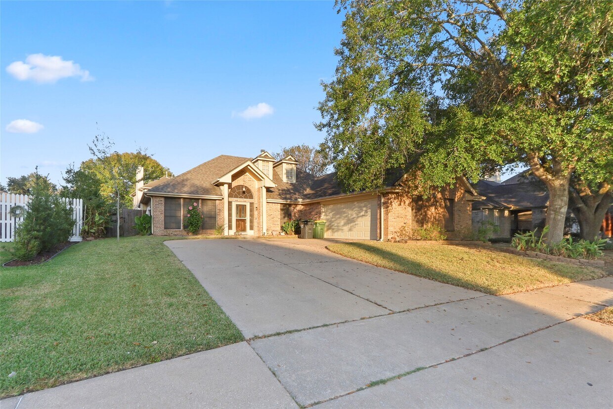 Foto principal - 1813 Oakwood Dr E