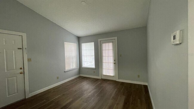 Foto del edificio - 4225 Thornbriar Ln