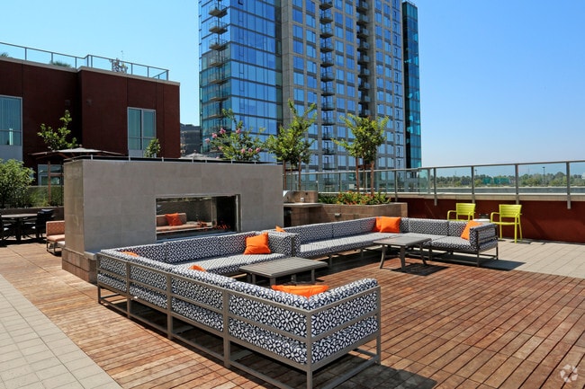 Building Photo - Centerra