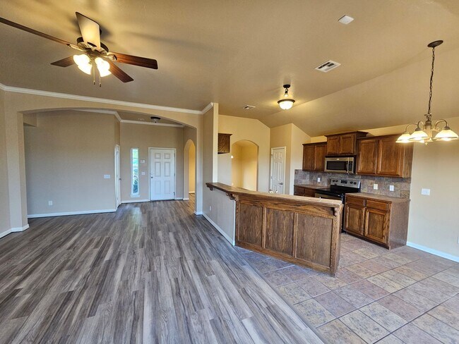 Building Photo - (3) Bed/(2) Bath in Tecumseh Ridge Avail Now!