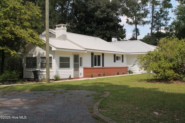 Foto del edificio - 496 Holly Grove School Rd