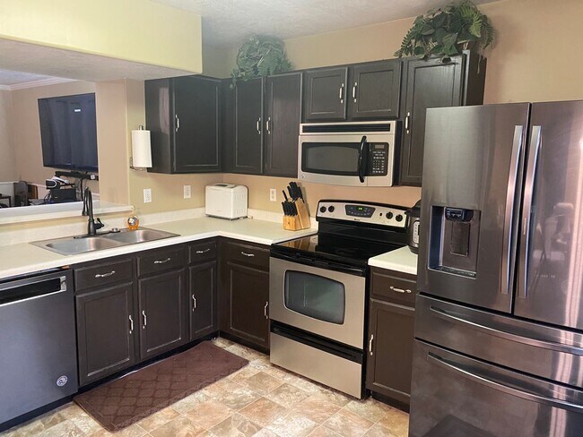 Building Photo - Amazing Saratoga Springs home will not las...