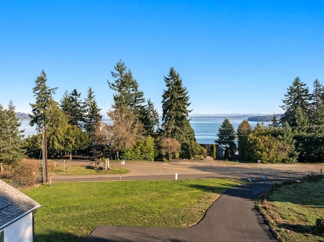 Building Photo - Waterfront Living!