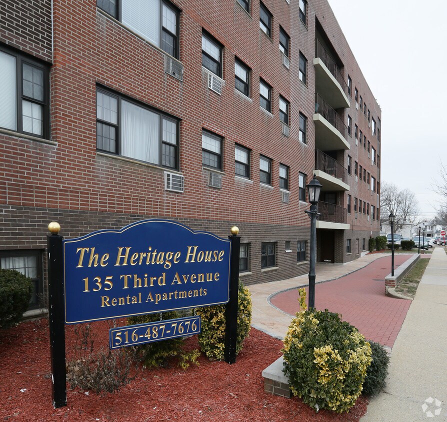 Heritage House Apartments in Mineola, NY