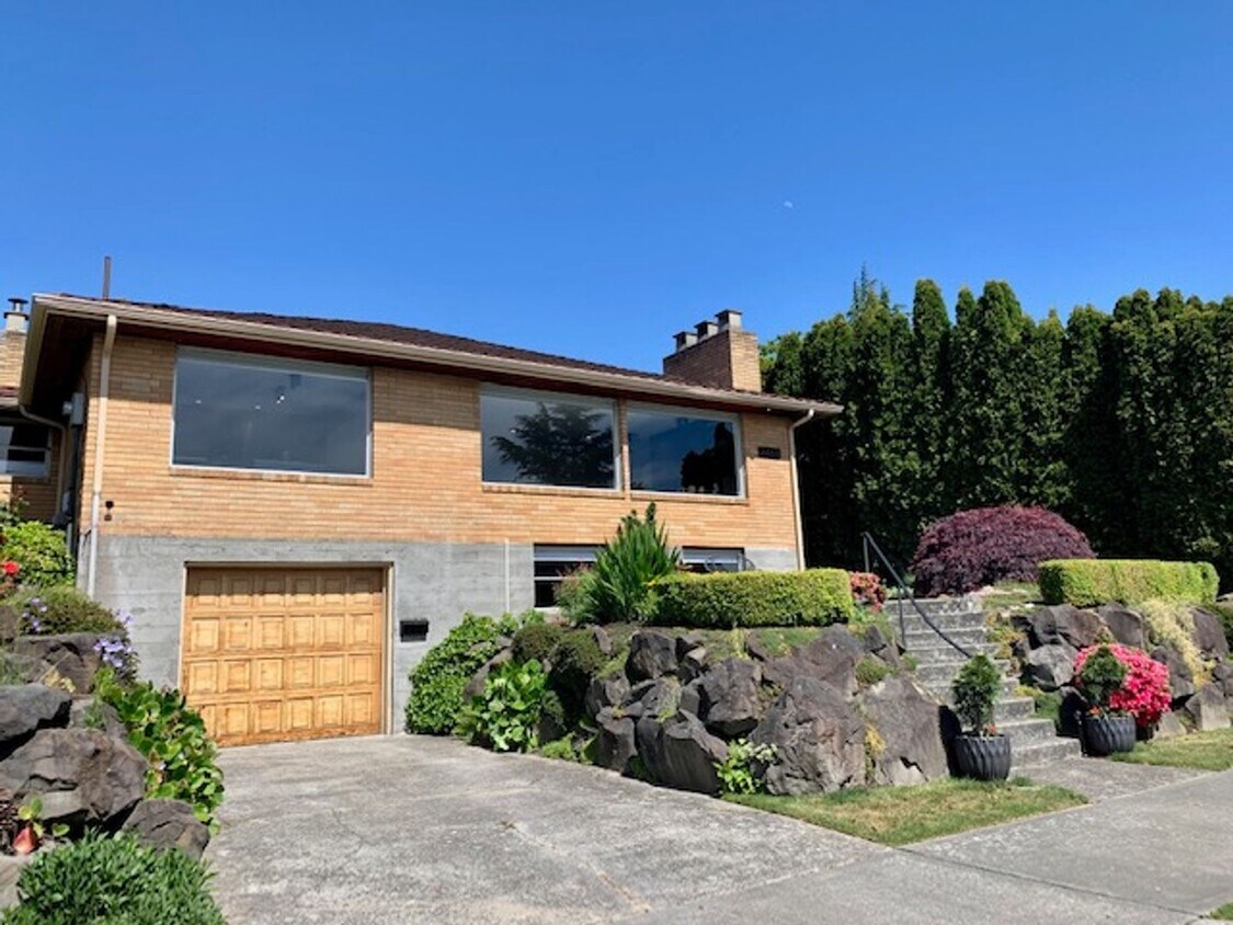 Primary Photo - Modern 4 Bedroom Magnolia Stunner
