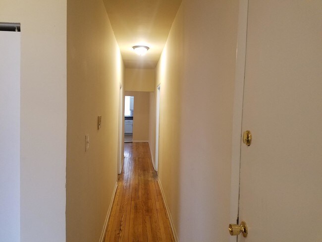 Building Photo - 3 bedroom in Chicago IL 60653