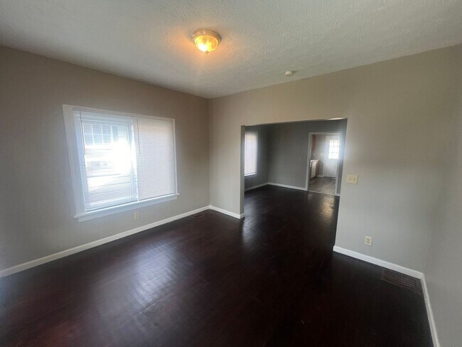 Foto del edificio - 1048 Hooven 2BR/1BA (Hamilton)