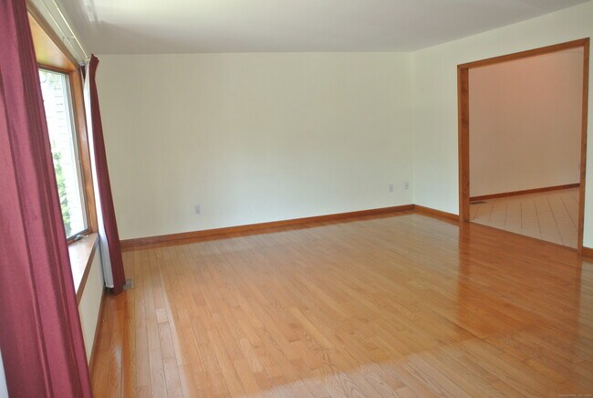 Foto del edificio - 302 Westwood Rd