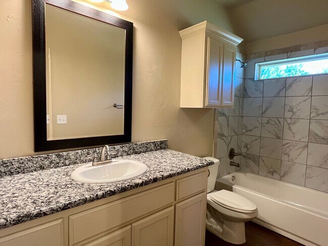 Foto del edificio - Beautiful 3 Bed 2 Bath Duplex!!