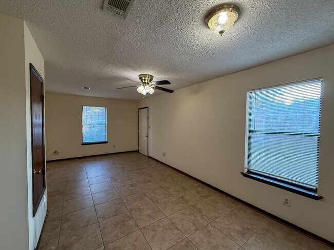 Foto del edificio - Well maintained 2 bedroom 1 bath duplex ~ lawn care, pest control & trash included!